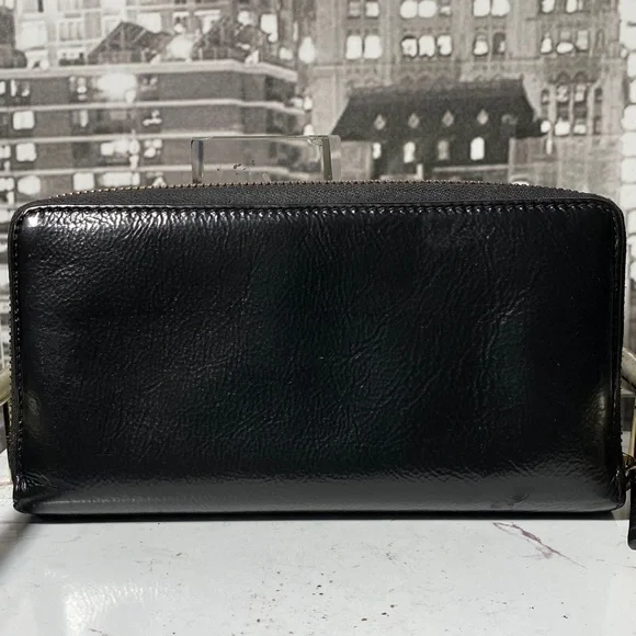 Authentic GUCCI SOHO Interlocking G Patent Leather Zippy Wallet - Picture 7 of 17